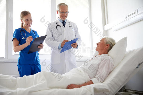 医生和护士在医院看望老年妇女