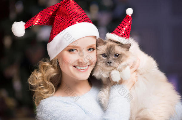 圣诞节派对，寒假女人带猫。 新年女孩。