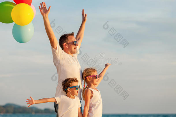 爸爸和孩子们在爸爸的海滩上玩气球