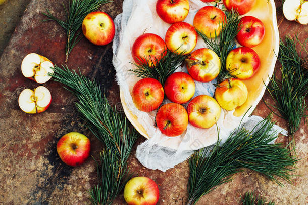 把苹果切成薄片放在乡村木桌上。排毒养身