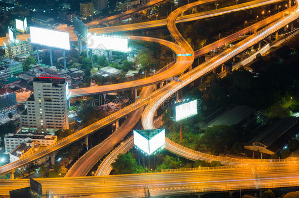 高速公路上的鸟瞰夜景灯光互换