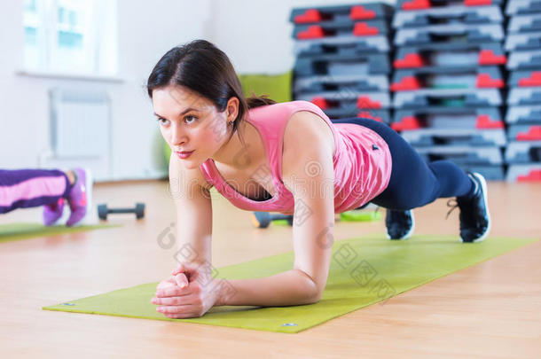 适合运动妇女做木板核心运动训练背部和按压肌肉概念健身房运动运动员健身锻炼