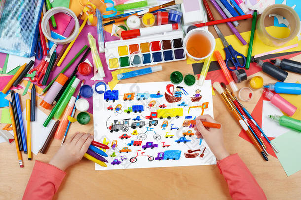 卡通游戏玩具和人收集儿童绘画，顶部视图手与铅笔绘画图片在纸上，艺术作品工作场所