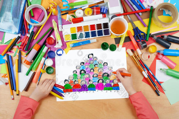 卡通人物团队收集团体肖像儿童绘画，顶部视图手与铅笔绘画图片在纸上，艺术品