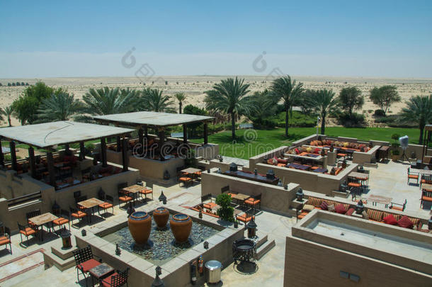 美丽迷人的户外<strong>餐厅</strong>在豪华阿拉伯沙漠<strong>度假</strong>村的屋顶