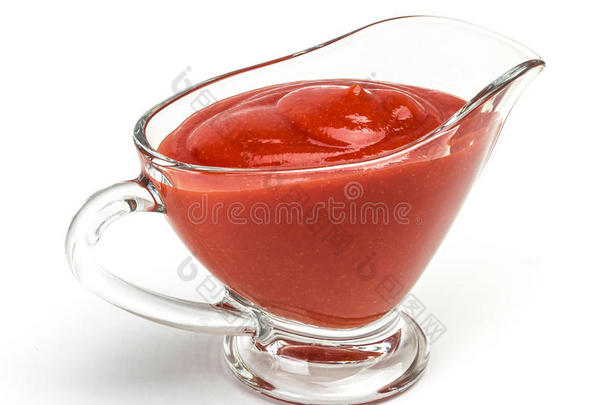 <strong>番茄番茄</strong>酱在玻璃碗中的<strong>特写</strong>，在白色背景上分离
