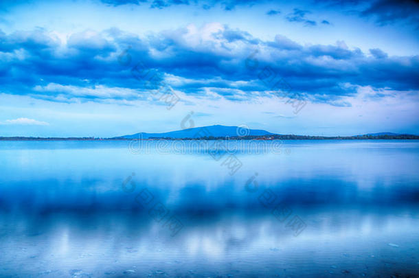 美丽的夏季景观与多云的天空和自然湖在波兰。 HDR图像