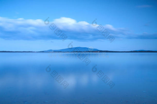 波兰多云的天空、山脉和天然湖泊构成了美丽的夏季景观