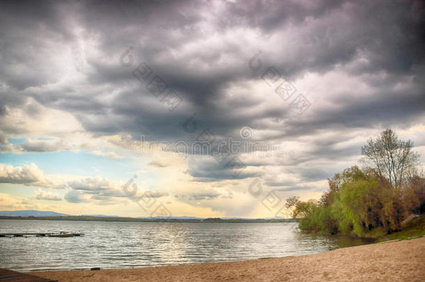美丽的夏季景观与多云的天空和自然湖在波兰。 HDR图像