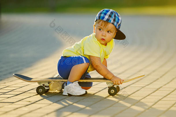 可爱的小男孩在户外玩滑板