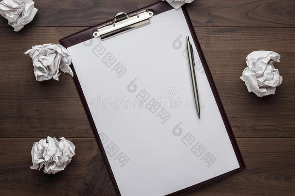 白纸纸和笔的创意过程概念