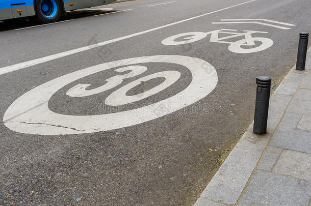 自行车和自行车道的速度限制在30英里/小时以上