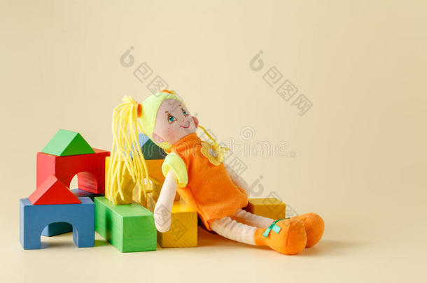 婴儿游戏概念，布娃娃和木块