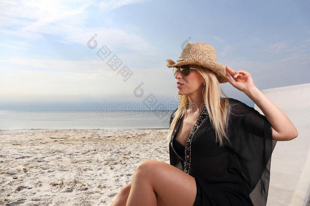 海滩上戴帽子的女人