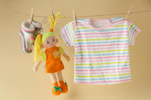 带<strong>玩具娃娃</strong>和婴儿衣服的晾衣绳