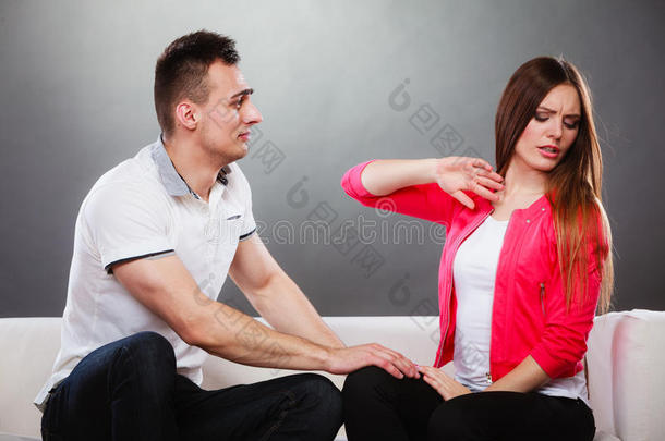 夫妻在沙发上争吵。 在家里发生冲突。