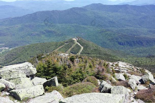 岩基陡崖摔倒小山湖