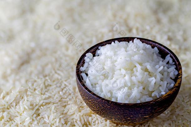 用<strong>米饭</strong>煮<strong>米饭</strong>和米粒