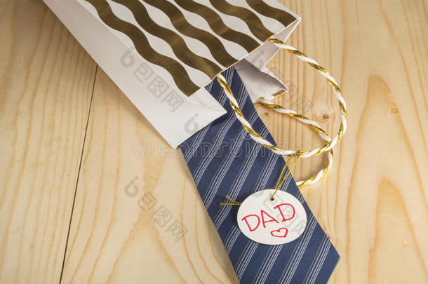 父亲节，礼物，领带，木制背景上的爸爸标签