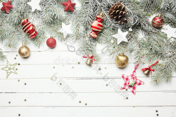 圣诞节或新<strong>年</strong>背景：毛皮树枝，五颜六色的玻璃球，装饰和闪闪发光的星星在白色的木头上