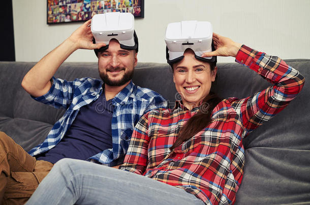 一对夫妇在他们的头上戴着虚拟现实耳机眼镜