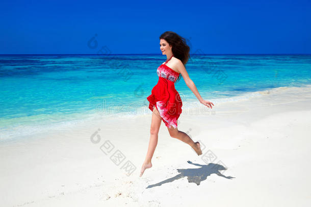 美丽的<strong>自由</strong>女孩<strong>奔跑</strong>在异国情调的海滩与白沙和