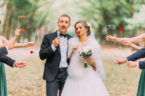 漂亮的已婚夫妇贴着脸纸胡子，眼镜，鞠躬