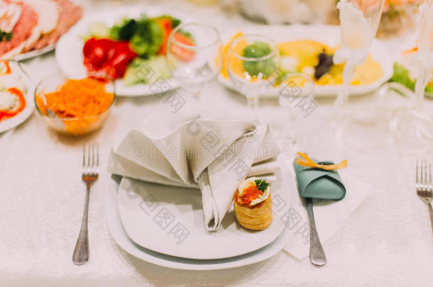 为婚礼或其他餐饮活动晚餐准备的高级桌子