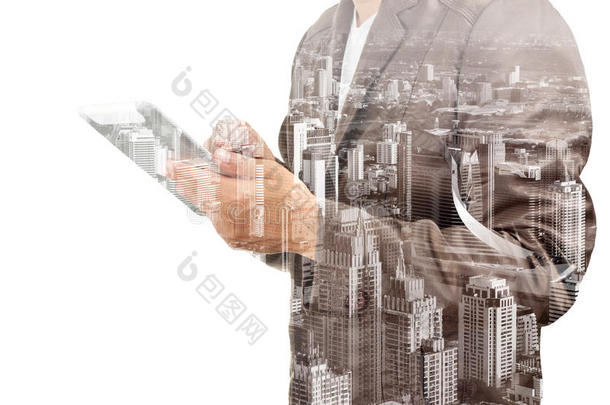 一个商人和一个城市使用平板电脑的<strong>双重</strong>曝光