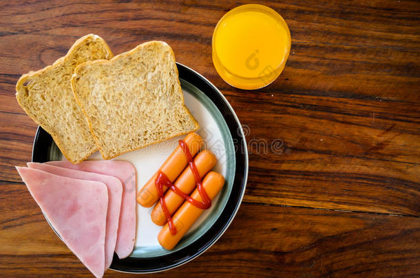 火腿早餐，橙汁和烤面包片美国早餐