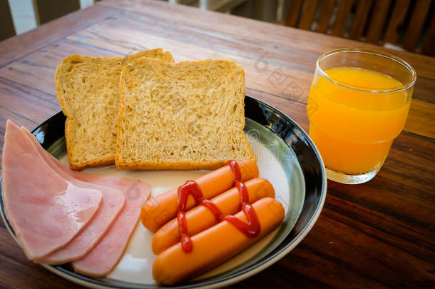 火腿早餐，橙汁和烤面包片美国早餐