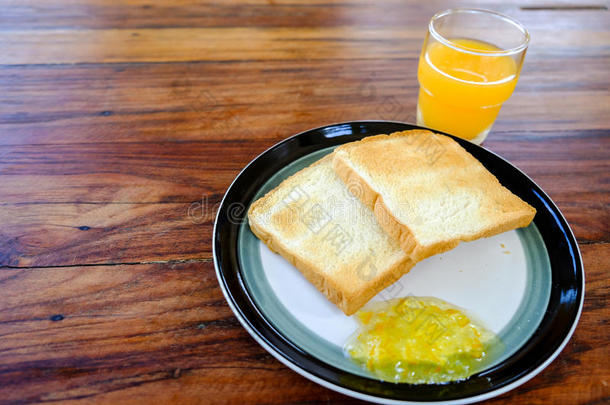 早餐一杯橙汁和吐司特写美式早餐