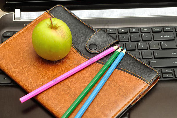 苹果，笔记本，铅笔和笔记本电脑