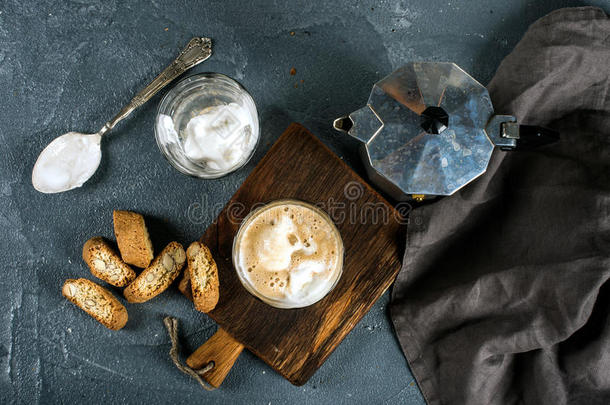 咖啡与冰淇淋在乡村木板上，<strong>钢铁</strong>意大利莫卡锅在灰色混凝土纹理<strong>背景</strong>上