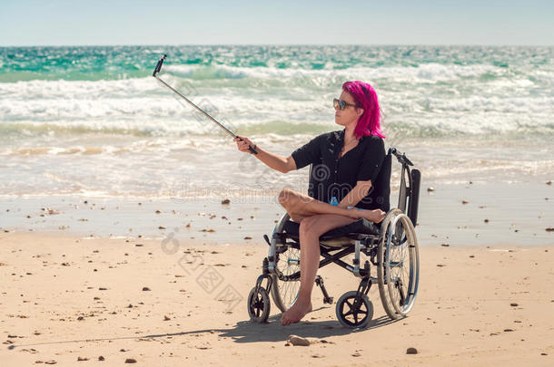 轮椅上的残疾妇女自拍照片