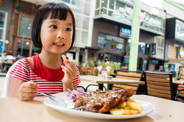亚洲小中国女孩吃西餐