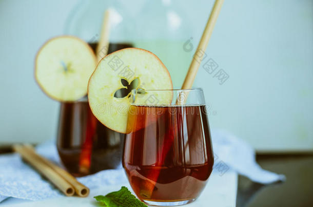 苹果自制玻璃烧杯红茶菌