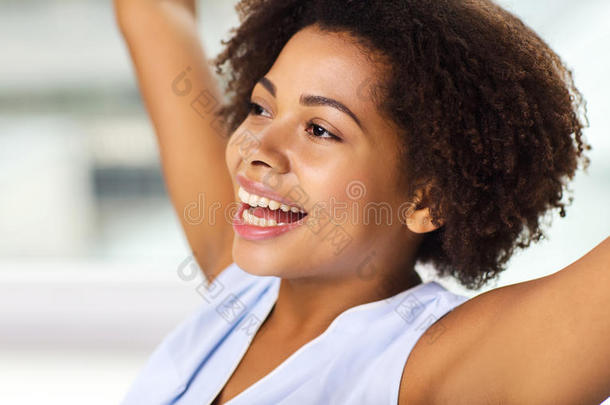 面对快乐的非裔美国年轻女人