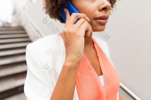 关闭非洲女人呼叫智能手机