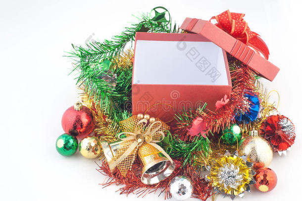 圣诞礼品盒，装饰和<strong>彩色球</strong>在老式白色背景