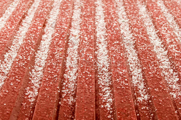 在红色波纹铁皮屋顶上下冰雹冰雨