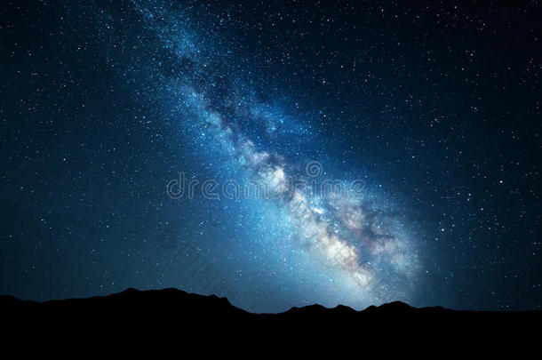 美丽的宇宙，银河的夜景。 星空