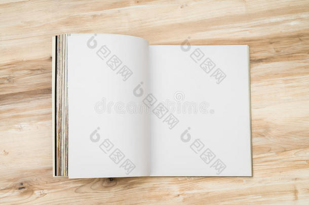 空白目录，杂志，书籍模拟在木材背景。