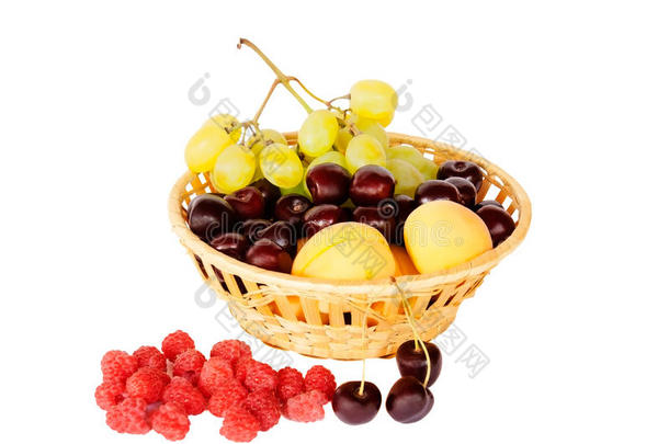 明亮的夏季水果在篮子中分离