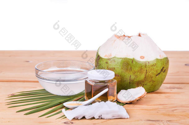 椰子汁与蜂蜜是天然爽肤水，以减少面部痤疮