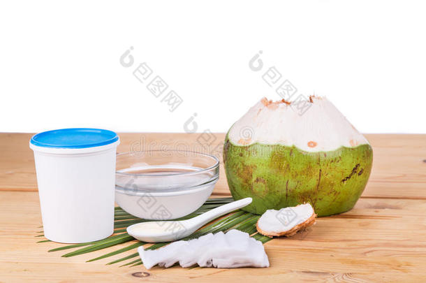 <strong>椰子汁</strong>与酸奶有助于减少皱纹和皮肤老化