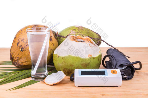 新鲜椰子汁有助于降低血压和高血压