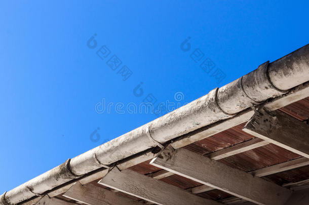 肮脏的排水沟和屋顶桁架需要维护