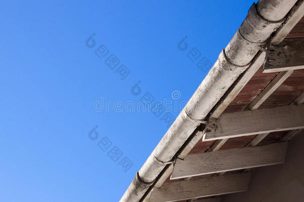 肮脏的旧剥落排水沟和屋顶桁架