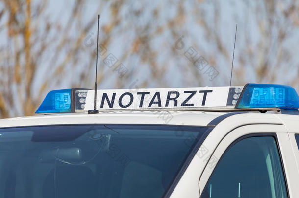 德国紧急救护车Noarzt汽车站在街上